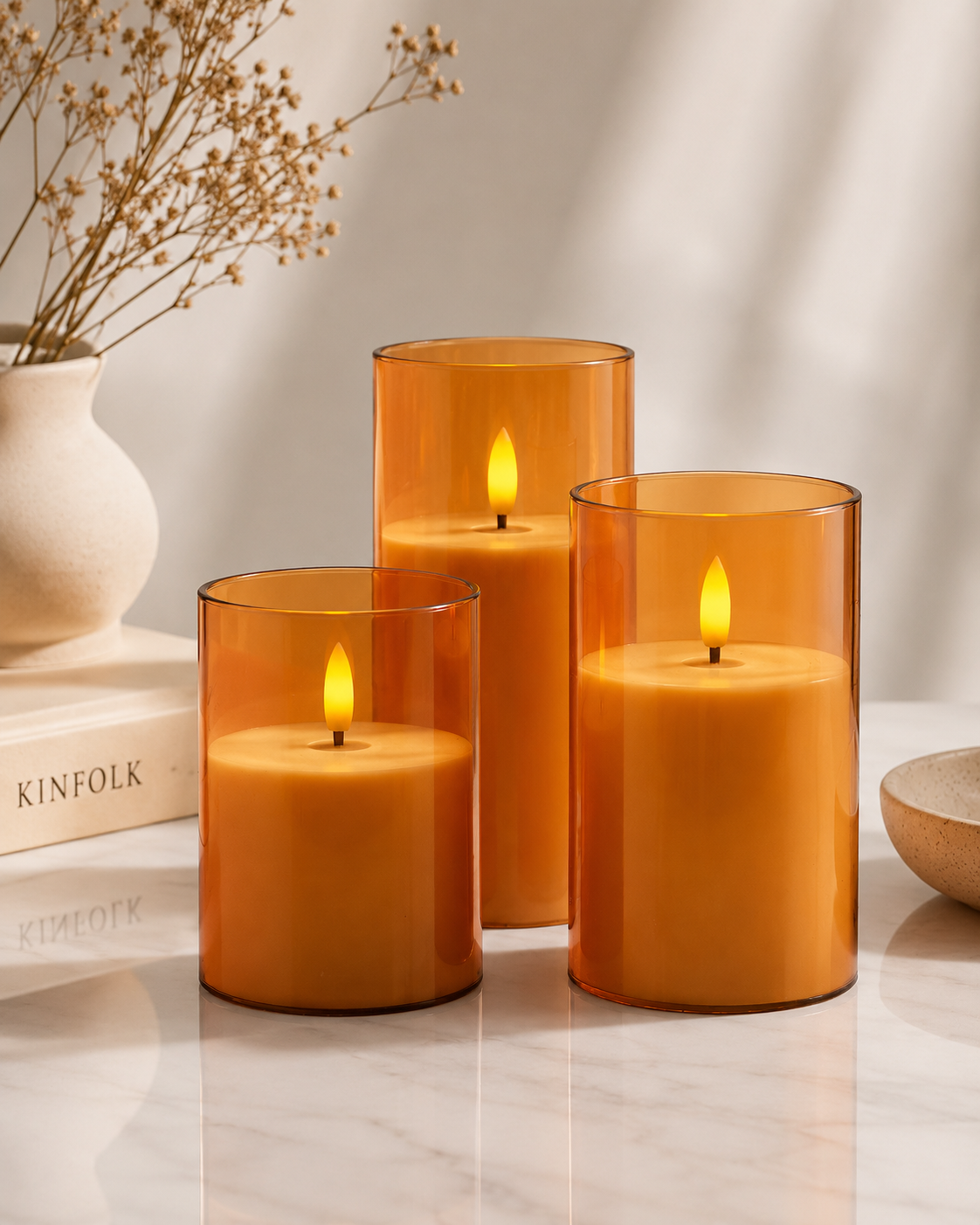 Flamlösa LED-blockljus i amber glas 3-pack på marmorbord
